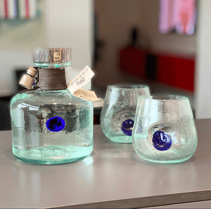 PROCER Ation. Blue Dot mit Gläsern.