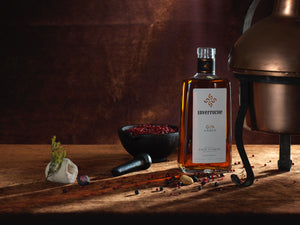 Inverroche Gin Amber, der Bernstein unter den Gins. Gebrannt in SĂĽdafrikas erster Craft Gin Destillerie ist er ein Pionier durch und durch. Bei der Herstellung werden die kĂĽstennahen Fynbos Pflanzen verwendet, wie sie so nur am Kap wachsen, in der 700ml-Flasche.