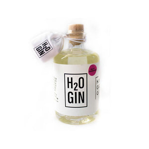 Klassischer Gin, der die Aromen des Tonics bereits in sich trägt und mit Soda aufgegossen wird. Eine Prise Kalahari Wüsten Salz intensiviert die Geschmacksnoten von Grapefruit und Wacholder. So trinkt man Gin Tonic heute: ohne Tonic, dafür mit Soda! 80% weniger Zucker als in einem klassischen Gin Tonic.