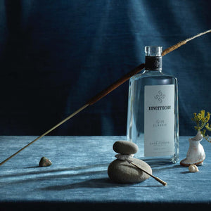 Inverroche Classic Gin hat spritzige und würzige Aromen von Grapefruit Lakritz und Gin typischen Gewürzen sehr gut Pur auf Eis oder in einem klassischen Gin & Tonic