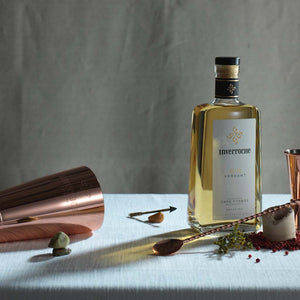 Inverroche Verdant Gin hat blumige und kräftige Aromen von Sommerblüten Kamille und Gin typischen Früchten angenehm zum Pur genießen oder mit einem Premium Tonic im Gin & Tonic