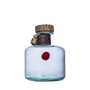 Procera Red Dot Bottle Vintage 2021. 700 ml. Der Procera Red Dot hat mit 5 verschiedenen afrikanischen Pfeffersorten (Selim Pfeffer, schwarzer Pfeffer, Elephanten Pfeffer, Alligatoren Pfeffer und Ashanti Pfeffer). 51 % Vol / in unverwechselbarer,mundgeblasener Flasche von Kitengela Hot Glass.