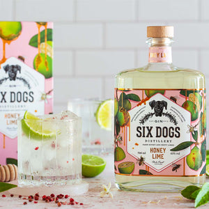 Six Dogs Honey & Lime Gin Tonic, mit rosa Pfeffer und frischen Limetten. Würzig mit dem Schmelz des Honigs und spritziger Zitrusfrucht.