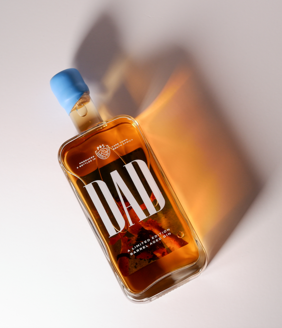 DAD Gin 500ml. Dieser Gin ist eine Hommage an alle Väter - Papas, Dads, wenn man einfach mal Danke sagen möchte. Auf 800 Flaschen limitiert ist der DAD Gin etwas ganz Besonderes. Der Pienaar & Son Orient Gin wurde in amerikanischen Eichenfässern veredelt.