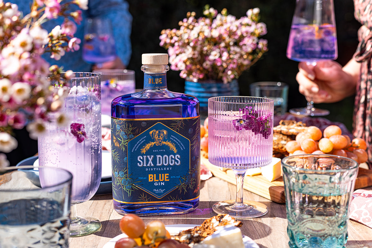 Six Dogs Blue ist ein floraler, handgemachter Gin, der mit einem Farbwechsel als besonders Element aufwartet. Sein Aroma reicht von Wacholder über Blüten zu Gin typischen Geschmäckern.