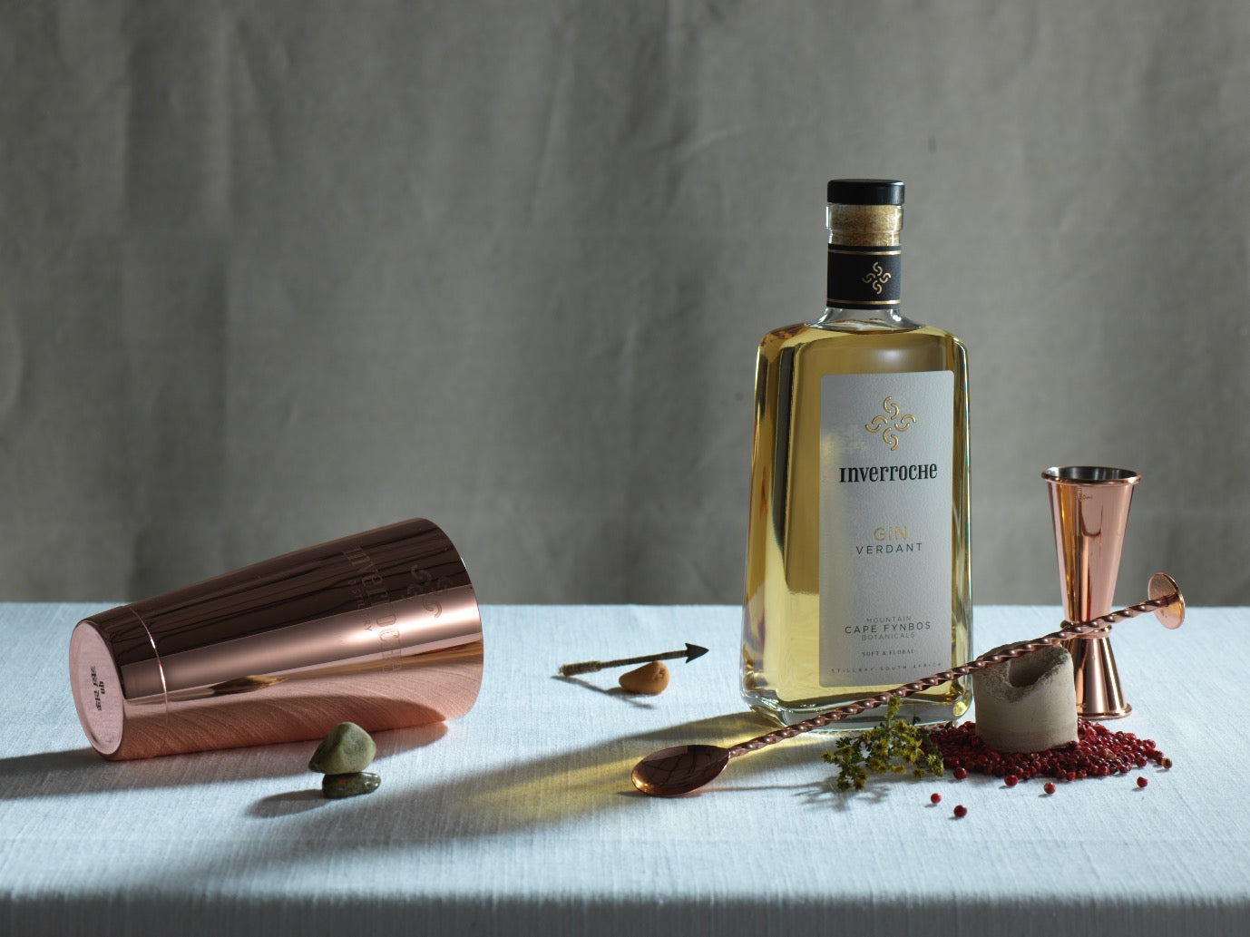 Inverroche Gin Verdant, ein subtil interpretierter Gin, der im traditionellen Stil exotische Botanicals aus der Wildflora Südafrikas mit traditionellen Gewürzen aus Fernost. Eine Tour durch frische Sommerblüten gepaart mit Zitrusnoten und etwas Lakritz - frisch und spritzig, erhältlich in der 700 mL Flasche.