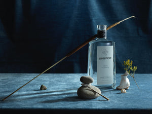 Inverroche Gin Classic ist ein moderner handgefertigter Gin aus der Destillerie, die in Südafrika den Grundstein der Craftgin Bewegung legte. Mit viel handwerklichem Geschick und der Verbundenheit zur Flora rund ums Cap. Der Classic Gin ist eine Komposition von 15 Pflanzenarten, im aufwändigen One-Shot Verfahren gebrannt, erhältlich in der 700 mL Flasche.