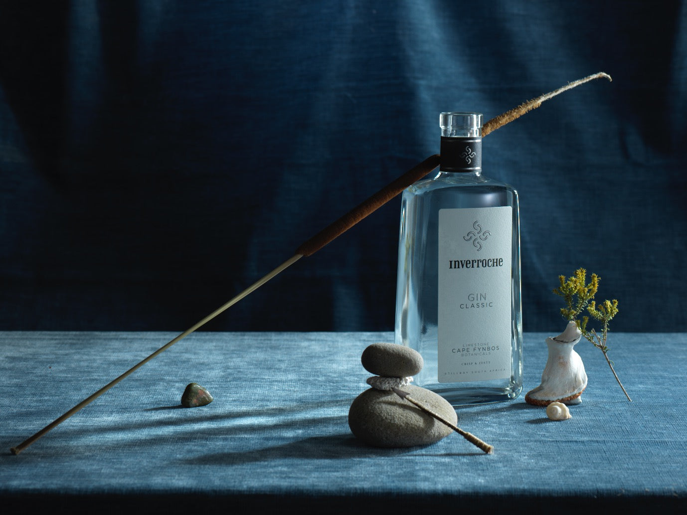 Inverroche Gin Classic ist ein moderner handgefertigter Gin aus der Destillerie, die in Südafrika den Grundstein der Craftgin Bewegung legte. Mit viel handwerklichem Geschick und der Verbundenheit zur Flora rund ums Cap. Der Classic Gin ist eine Komposition von 15 Pflanzenarten, im aufwändigen One-Shot Verfahren gebrannt, erhältlich in der 700 mL Flasche.
