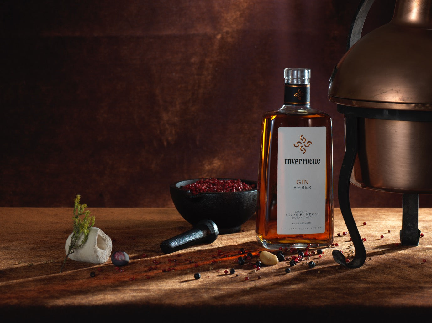 Inverroche Gin Amber, der Bernstein unter den Gins. Gebrannt in Südafrikas erster Craft Gin Destillerie ist er ein Pionier durch und durch. Bei der Herstellung werden die küstennahen Fynbos Pflanzen verwendet, wie sie so nur am Kap wachsen, in der 700ml-Flasche.