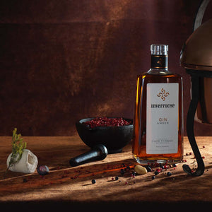 Inverroche Amber Gin hat warme und kraftvolle Aromen von Fynbos Rotem Tee und Gin typischen Gewürzen perfekt zum pur trinken und in einem außergewöhnlichen Gin & Tonic