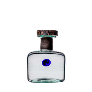 Procera Gin. Der Afrikanische Gentleman. Weltweit der erste afrikanische Gin, der im kenianischen Hochland unter Verwendung von afrikanischen Zutaten und mit dem in Kenia heimischen Wacholder Juniperus Procera destilliert wird. Der Procera-Baum wächst in Höhen weit über 1.500 Metern. Seine Beeren entwickeln einen nussigen und herzhaften Geschmack. 0,5 L / 44 % Vol / in unverwechselbarer, mundgeblasener Flasche von Kitengela Hot Glass.