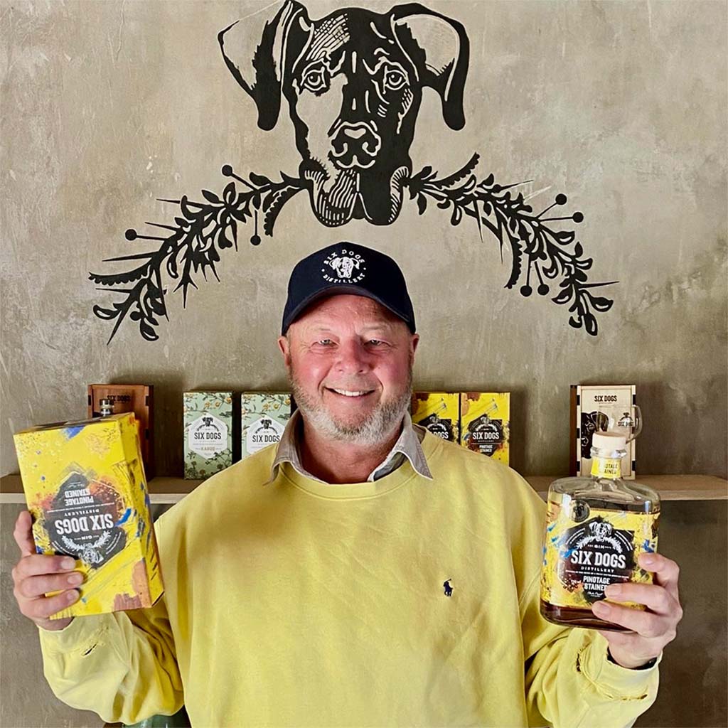  Charles Bryant ist das Mastermind und der Distiller hinter den außergewöhnlichen Produkten bei Six Dogs Gin.