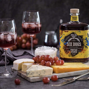 Der Six Dogs Pilotage hat herbe & mostige Aromen, er schmeckt bärtig herb, nach Rotwein und Gin typischen Gewürzen. Die Pinotage Trauben werden nach der Destillation mazeriert.